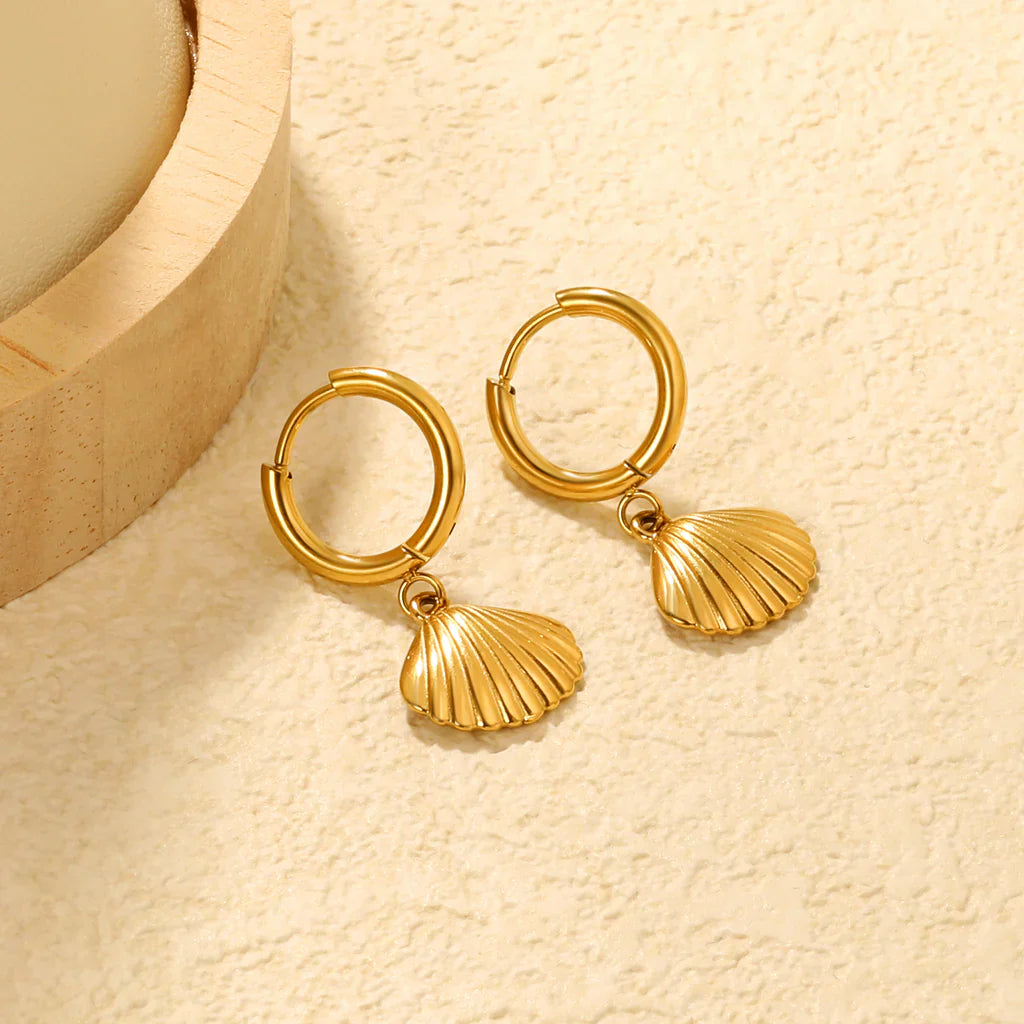 Shell Gold Huggie Earrring